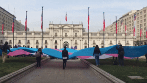 Activistas flameando bandera trans OTD en Plaza de Ciudadanía