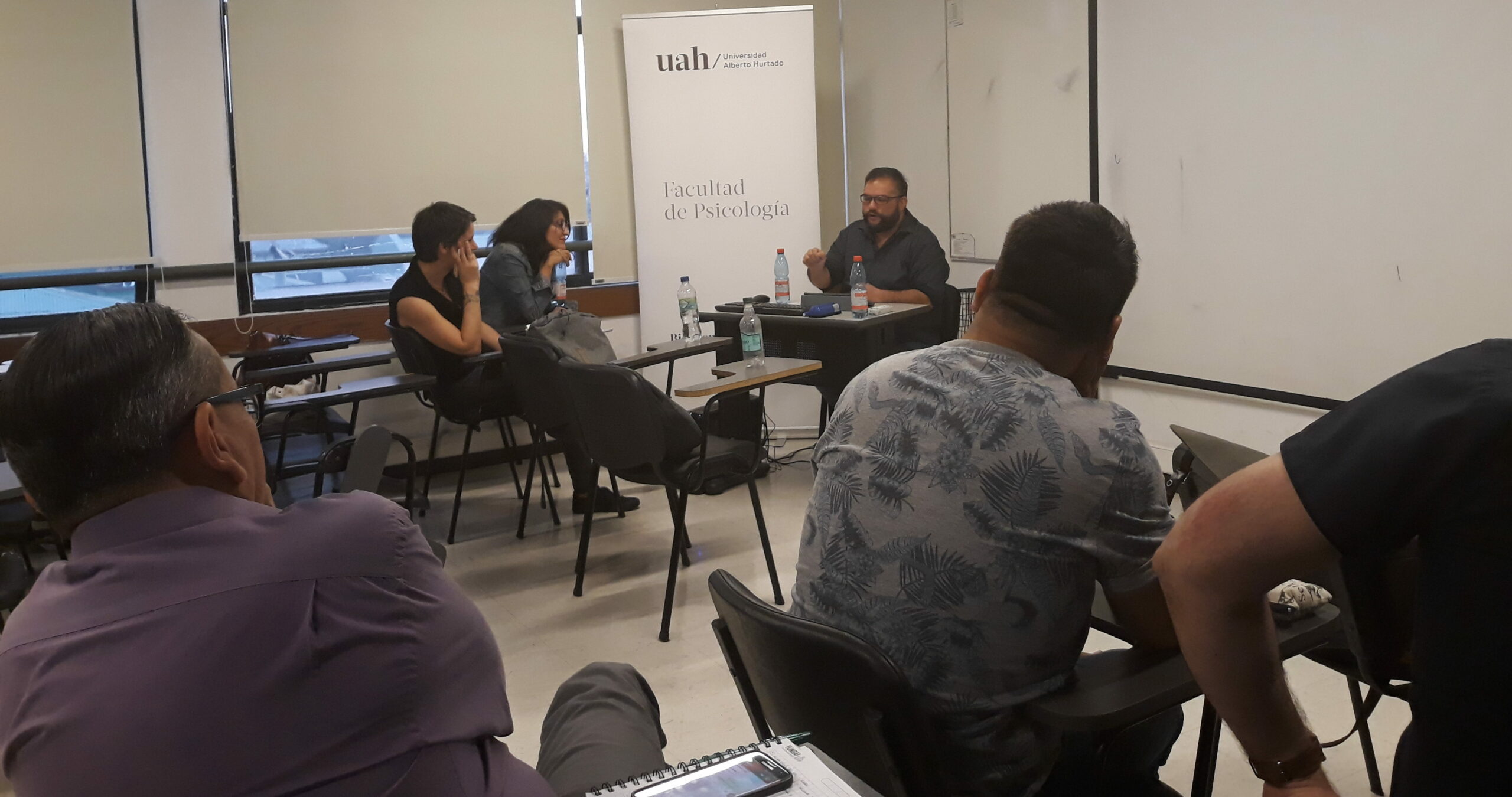 Coordinador de OTD Chile participa en seminario sobre la despatologización en Universidad Alberto Hurtado